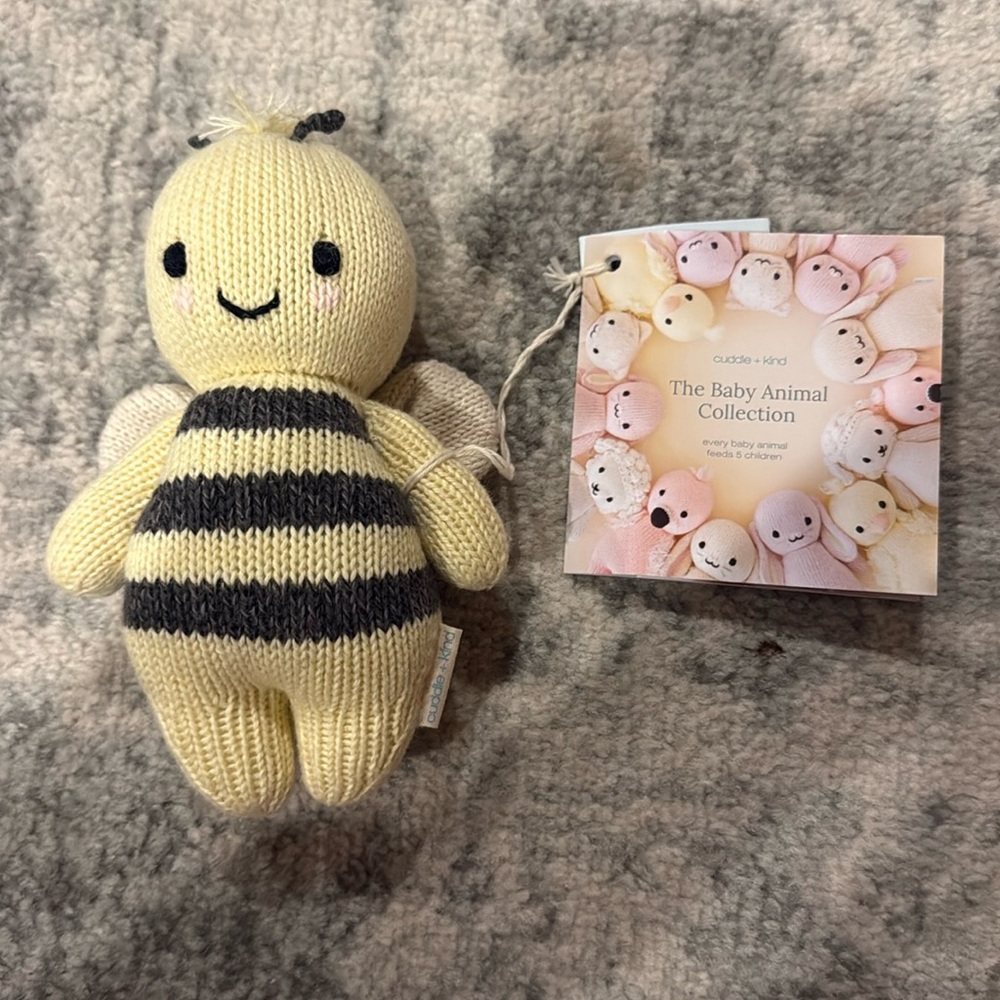 NWT Cuddle + Kind Bee